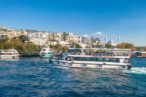 U Splitu turistički brod udario u obalu i potonuo, putnici...