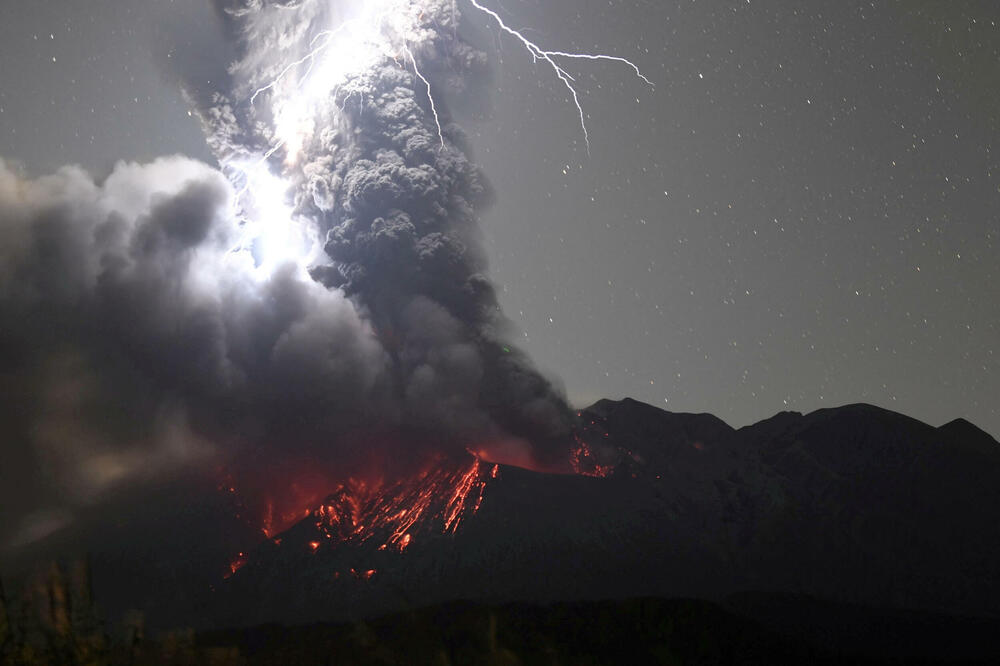 Jedna od ranijih erupcija Sakuradžime, Foto: Reuters