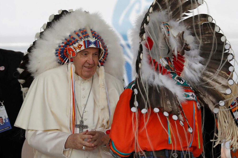 Papa Franjo sa starosjediocima tokom posjete Kanadi, Foto: Reuters