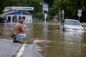 SAD: U poplavama u Kentakiju stradalo najmanje 16 ljudi, mnogi...