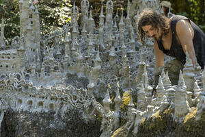 Švajcarski umjetnik napravio dvorac od gline iz sasušenog korite...