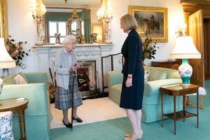 Fotografije svih premijera koje je imenovala kraljica Elizabeta...