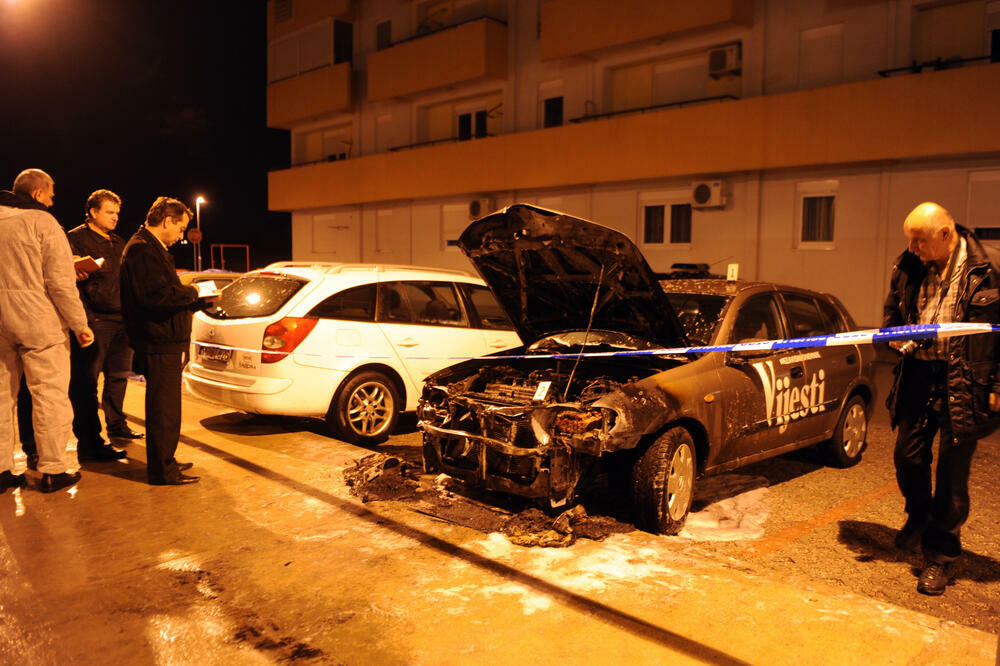 Jedan od zapaljenih automobila “Vijesti”, Foto: Savo Prelević