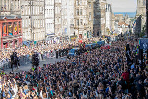 FOTO/VIDEO Hiljade ljudi na ulicima Edinburga: Posljednji pozdrav...