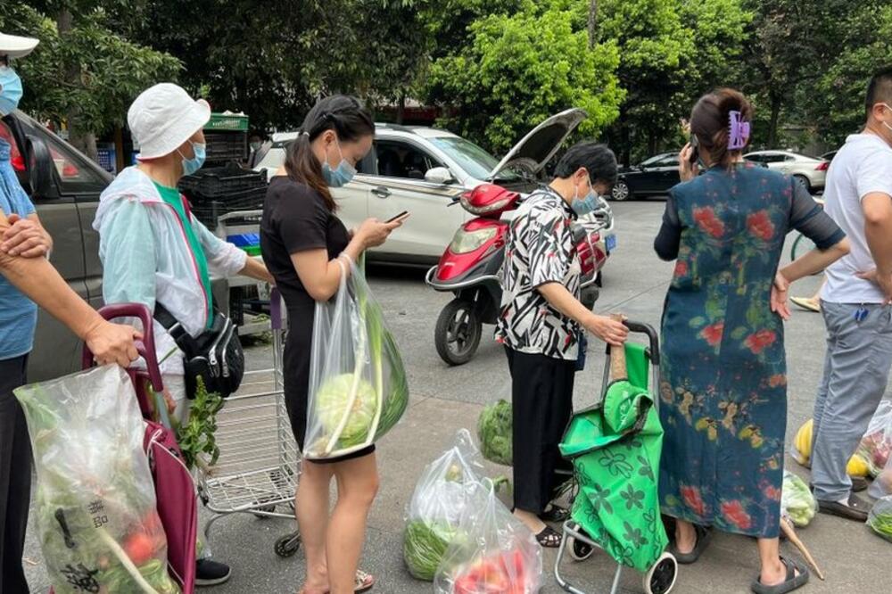 Stanovnici kineskog grada Čengdu čekaju u redovima da kupe povrće pred odlazak u karantin, Foto: Getty Images