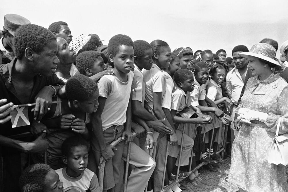 Djeca pozdravljaju kraljicu Elizabetu u Kingstonu na Jamajci u februaru 1983., Foto: Beta/AP