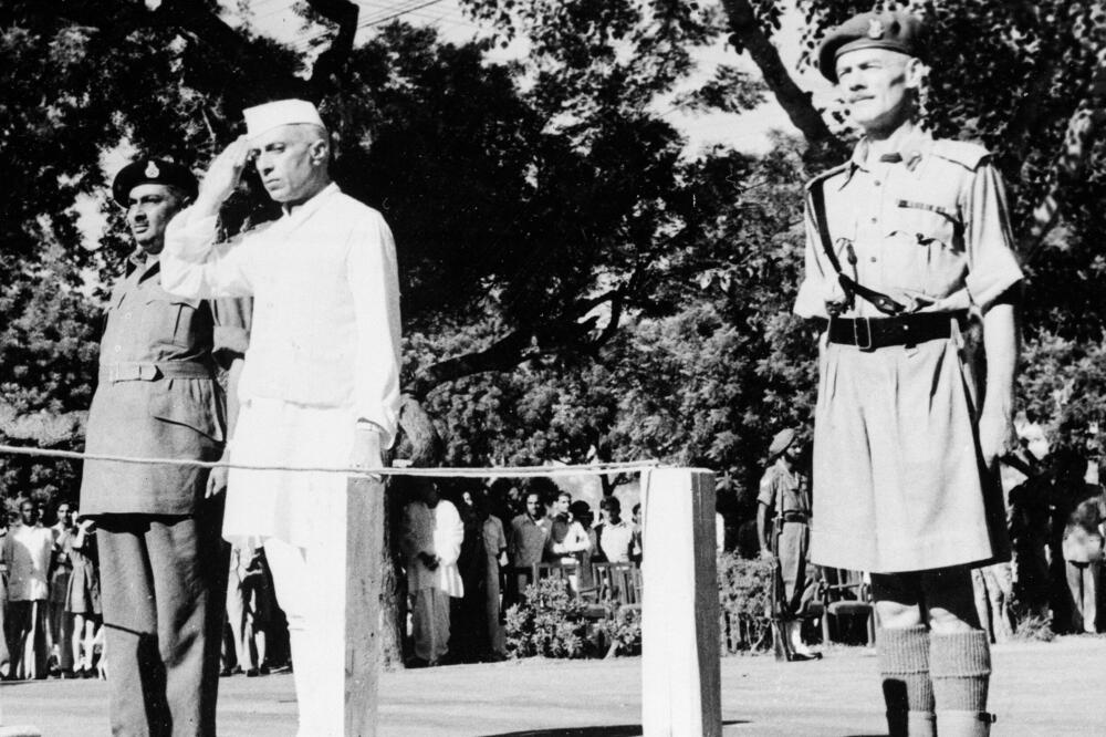 Džavaharlal Nehru salutira zastavi pošto je proglašen za prvog premijera nezavisne Indije u avgustu 1947.