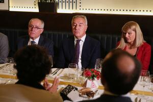 Đukanović na neformalnoj večeri sa glavnim savjetnikom premijera...