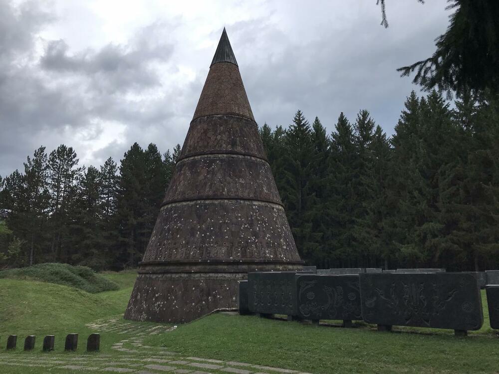 Jasikovac, spomenik na Jasikovcu