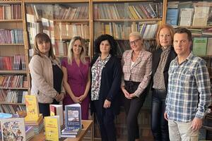 Rotari klub Kotor: Donirane knjige osnovnim školama "Njegoš" u...