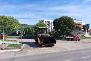 U toku asfaltiranje lokalnih saobraćajnica na više lokacija u Tivtu
