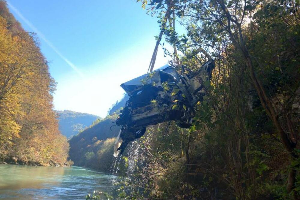 Vozilo izvučeno iz rijeke, Foto: SZS Mojkovac