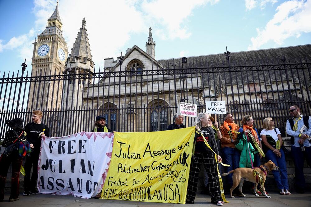 Protest podrške Asanžu ispred britanskog parlamenta, Foto: Reuters
