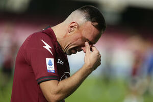 Suze čvrstog momka: Riberi plakao na oproštaju od fudbala