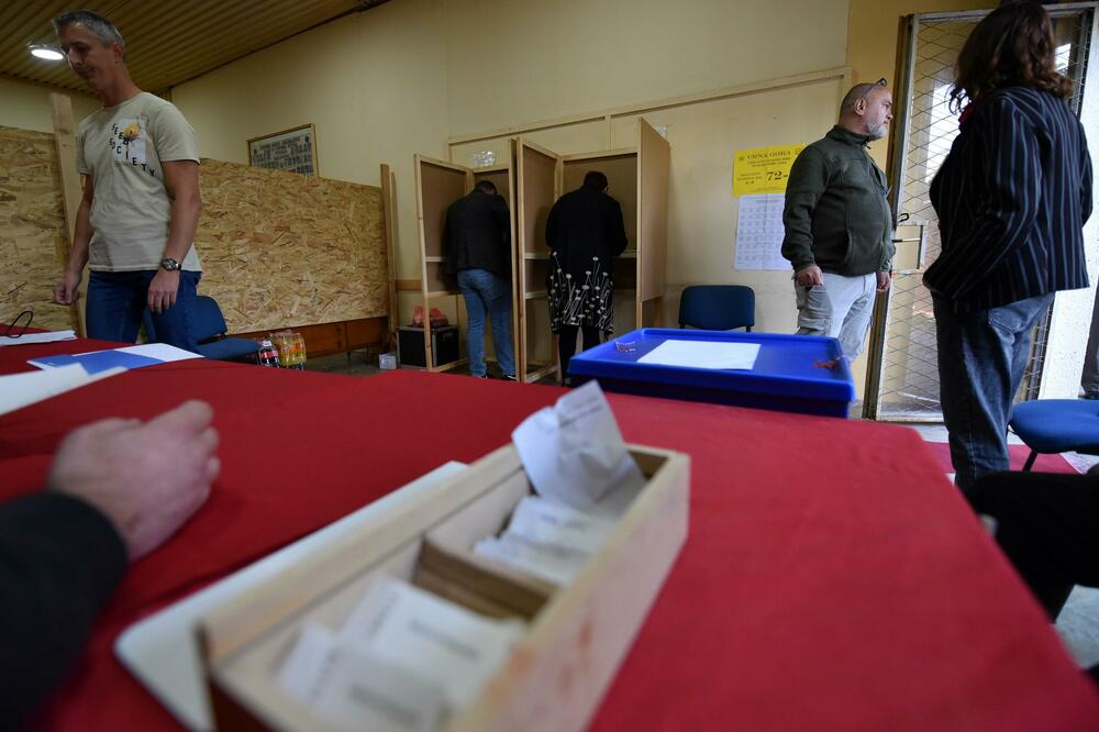 Sa jednog od biračkih mjesta u Podgorici, Foto: Boris Pejović