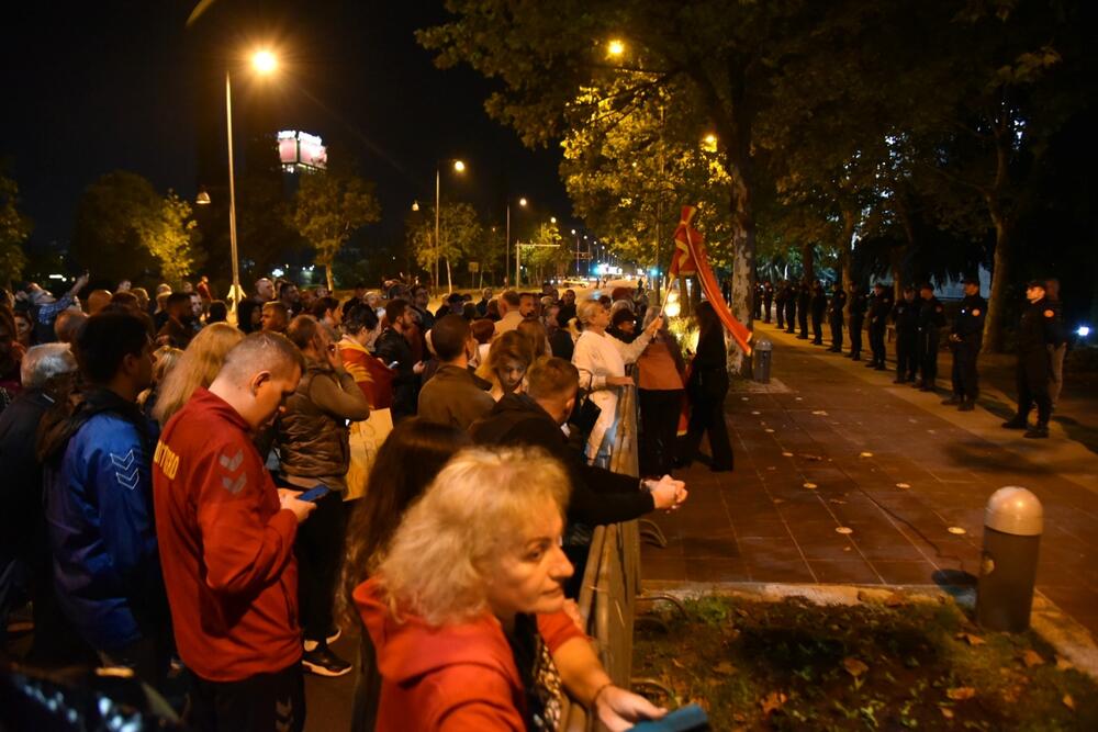 <p>Okupljeni kao jedan od razloga za protest naveli "i konstantne i učestale prijetnje pripadnicima crnogorskog naroda"</p>