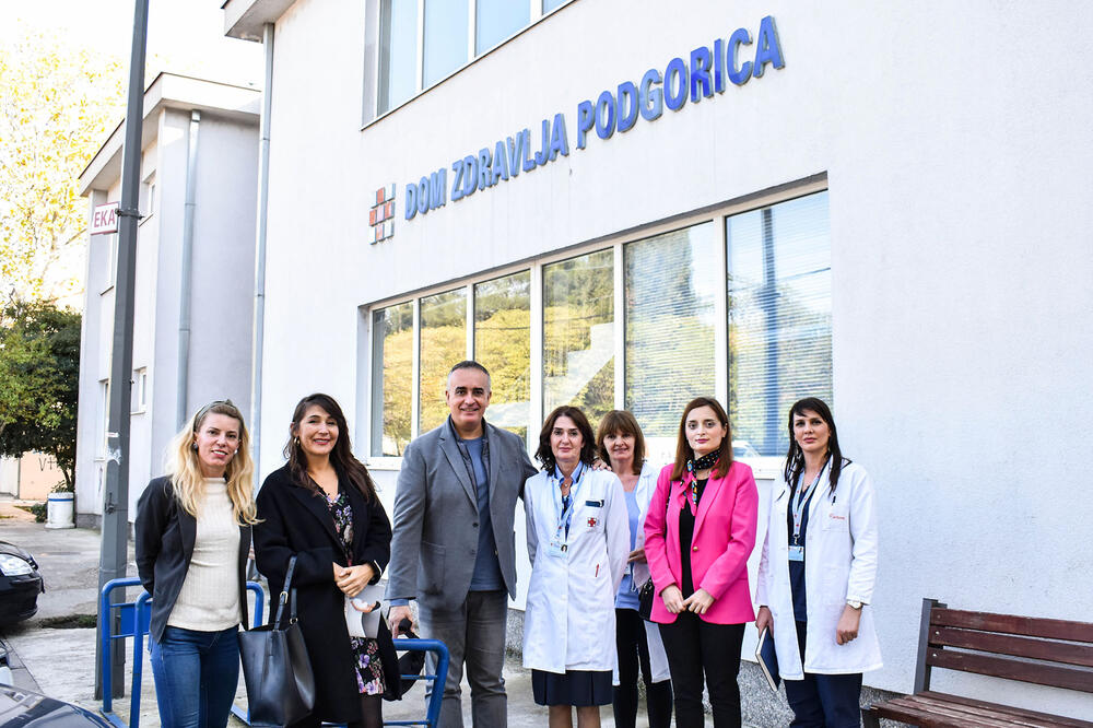 Ljekari i medicinske sestre KCCG sa kolegama iz DZ Podgorica, Foto: KCCG