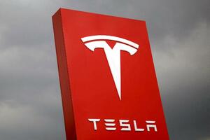 Tesla povlači više od 321 hiljadu vozila širom SAD