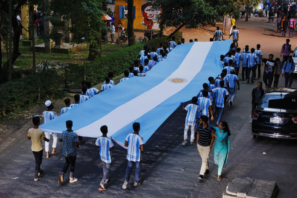 <p>Bangladeš je ovih dana u znaku plavo-bijele boje. Skandira se Mesiju, kliče Maradoni i navija za Argentinu</p>