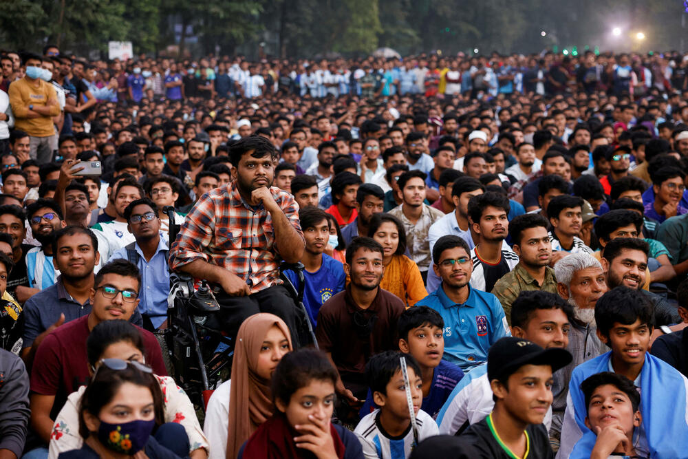<p>Bangladeš je ovih dana u znaku plavo-bijele boje. Skandira se Mesiju, kliče Maradoni i navija za Argentinu</p>