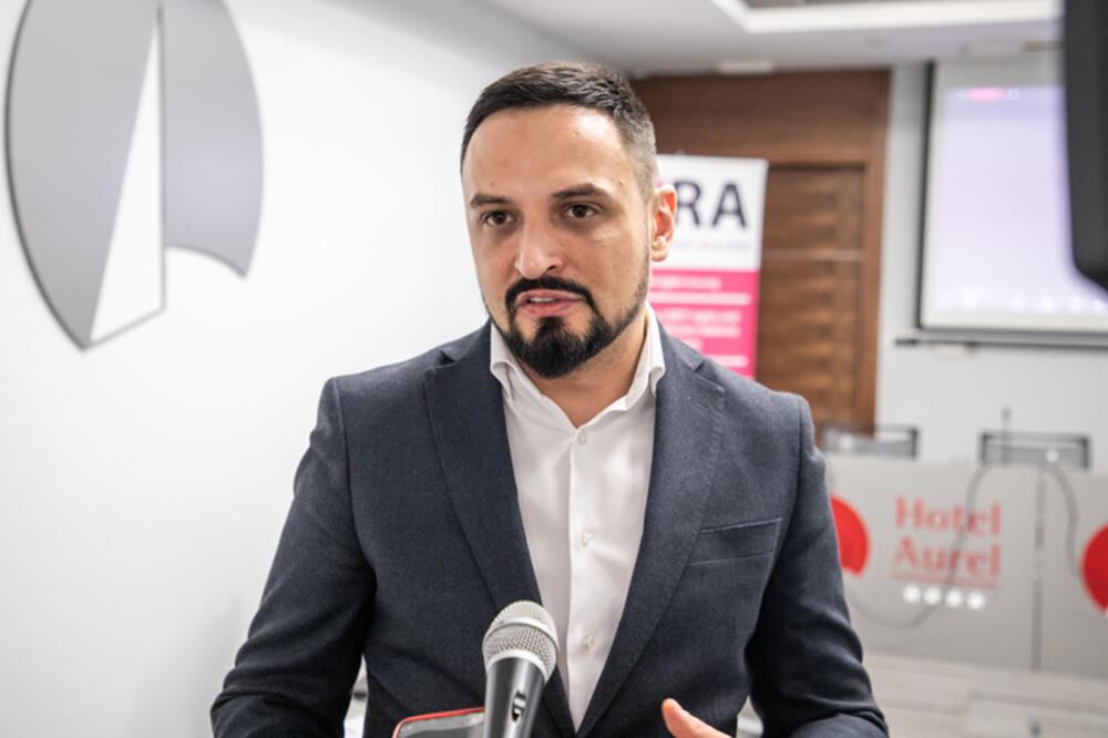 <p>Izvršni kodirektor ERA-e, Danijel Kalezić, kazao je da u Crnoj Gori još uvijek nemamo LGBTIQ+ osoba koje se bave politikom, a koje su javno autovane</p>