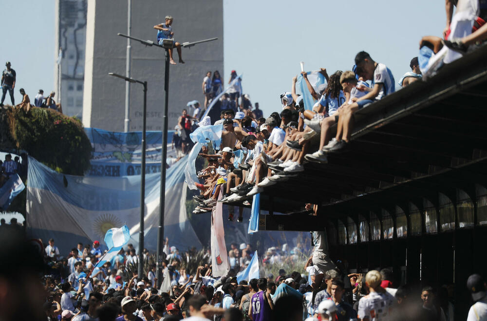 <p>Više miliona ljudi izašlo je na ulice Buenos Ajresa da dočeka šampione svijeta.</p>  <p>Argentinski fudbaleri oko dva iza ponoći su doputovali u domovinu, a u podne po tamošnjem vremenu počela je centralna proslava.</p>  <p>Procjenjuje se da je skoro pet miliona ljudi na dočeku.</p>