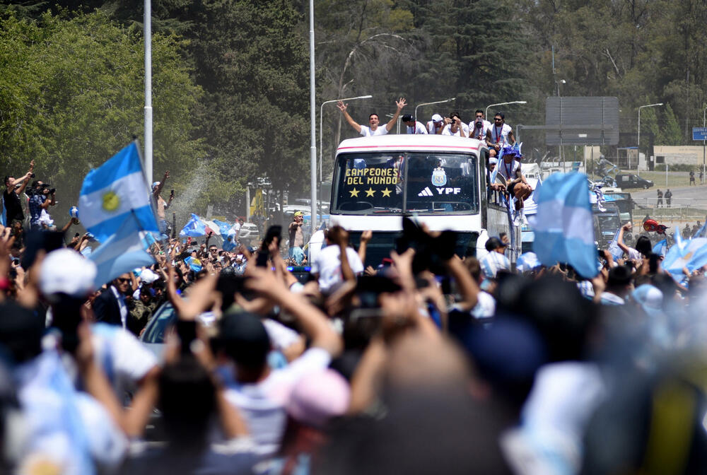 <p>Više miliona ljudi izašlo je na ulice Buenos Ajresa da dočeka šampione svijeta.</p>  <p>Argentinski fudbaleri oko dva iza ponoći su doputovali u domovinu, a u podne po tamošnjem vremenu počela je centralna proslava.</p>  <p>Procjenjuje se da je skoro pet miliona ljudi na dočeku.</p>