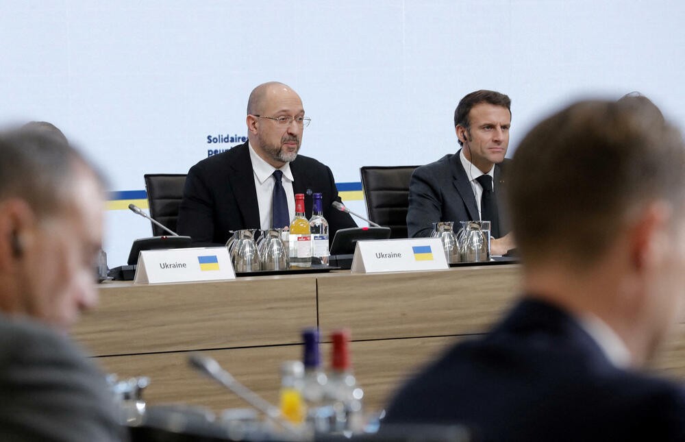 Ukrajinski premijer Denis Šmihal i francuski predsjednik Emanuel Makron  na konferenciji u Parizu u znak solidarnosti za ukrajinskim narodom