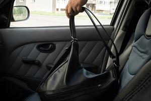 Baranka uhapšena zbog krađe torbe iz automobila