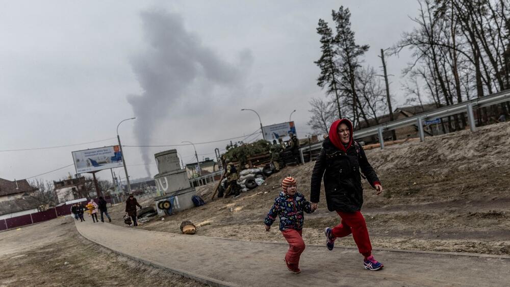 Građani Irpinja blizu Kijeva bježe u sklonište usred granatiranja u martu