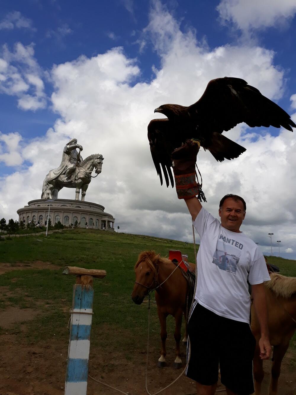 U Mongoliji, ispred spomenika Džingis Kanu