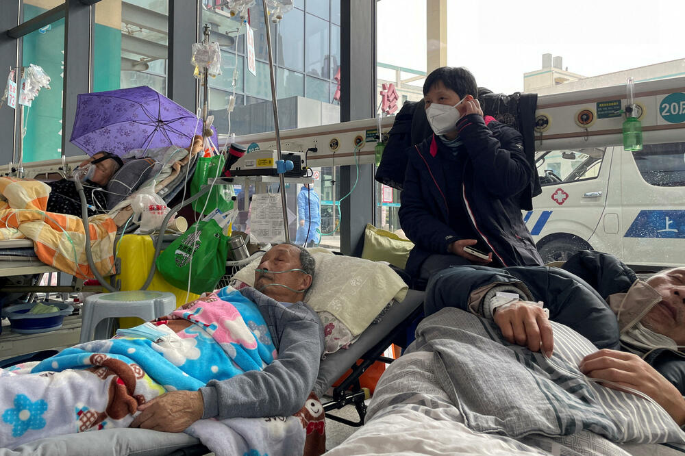 Pacijenti juče na odjeljenju hitne pomoći bolnice u Šangaju, Foto: Rojters