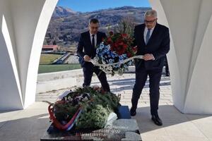 Mandić i Đukanović položili vijence na spomenik junacima...