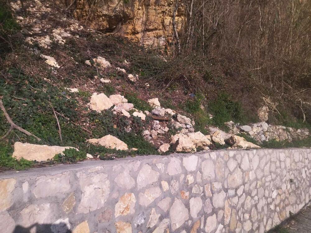 Potporni zid zaustavio kamenje