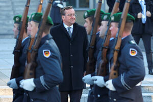 Njemački ministar odbrane obećava da će ojačati vojsku dok rat...