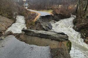 U nevremenu u Mojkovcu stradali mostovi i putevi, voda prodrla u...