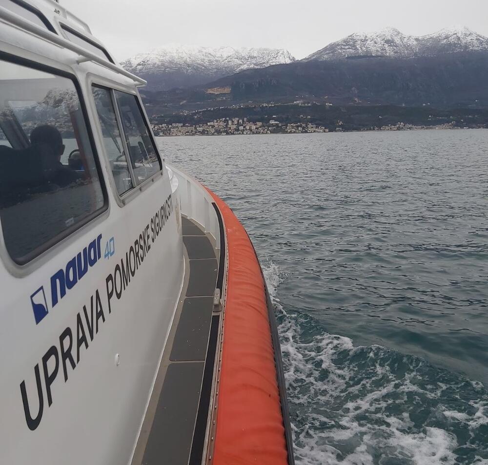 <p>Prema riječima načelnika Službe traganja i spasavanja u UPSUL-u, Žarka Lukšića, na moru i sa kopna danas djeluje oko 100 ljudi koji učestvuju u potrazi</p>