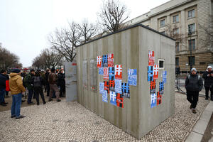 Pristalice Navaljnog postavile repliku ćelije ispred ambasade...