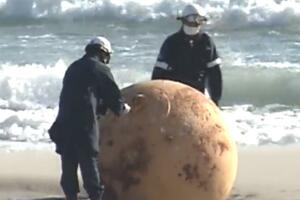 Japan: Velika metalna lopta isplivala na obalu, mještani...