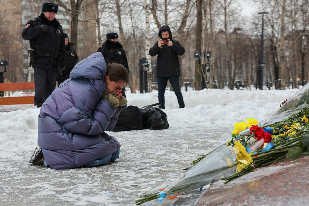 Moskovljanka kod spomenika pjesnikinje Lesje Ukrajinke, Foto: REUTERS