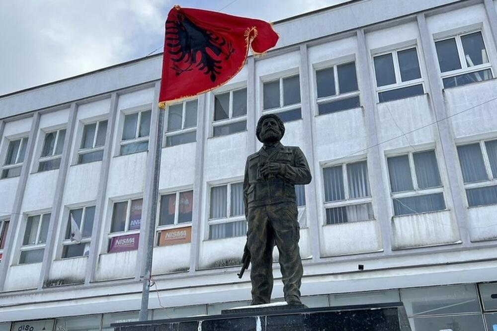 Spomenik Ademu Jašariju u opštini Dragaš na jugu Kosova, Foto: BBC