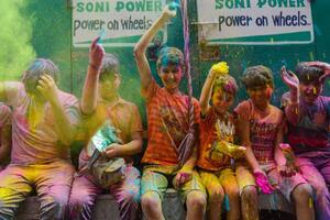 U Indiji se obilježava Holi, festival boja, plesa, praštanja i...