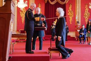 Velika Britanija: Gitarista grupe Kvin Brajan Mej dobio titulu...