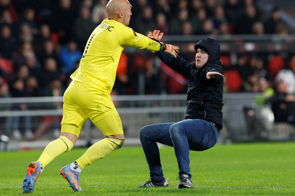 Trenutak kada navijač PSV-a napada Dmitrovića, Foto: Reuters