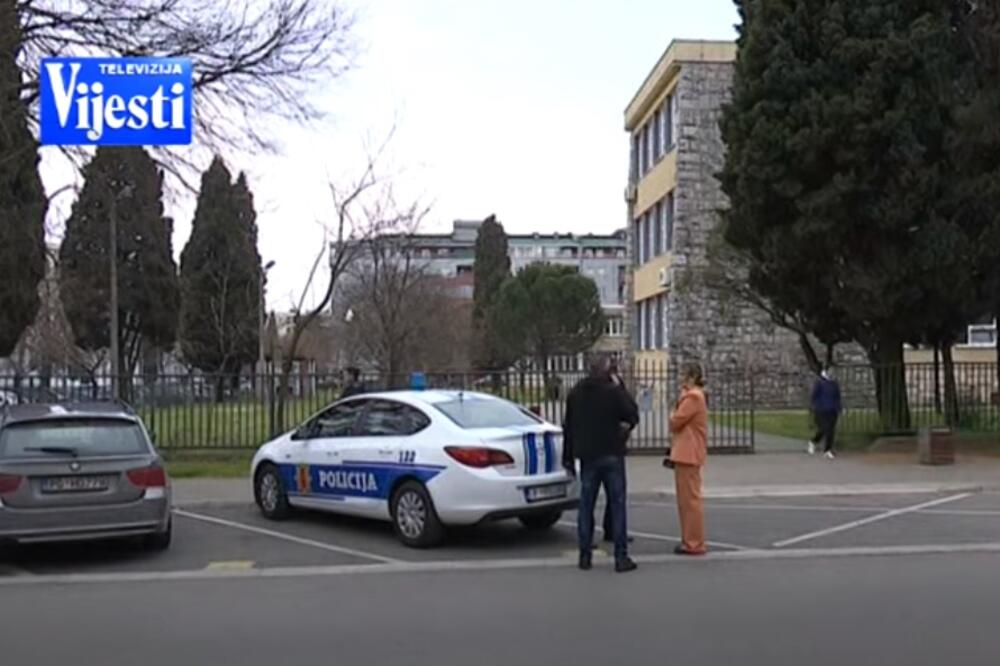 Policija ispred jedne od škola, Foto: Screenshot/TV Vijesti