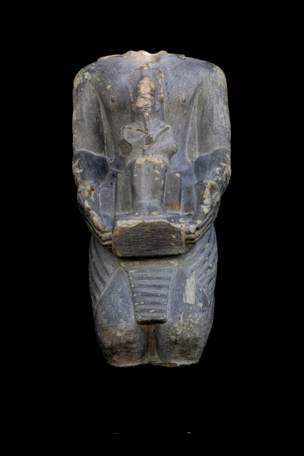 <p>Pored ostataka mumificiranih životinja, tim naučnika je otkrio i ostatke palate sa zidovima debljine oko pet metara iz perioda Šeste dinastije, kao i nekoliko statua, papirusa, ostatke drveća, kožnu odjeću i obuću</p>