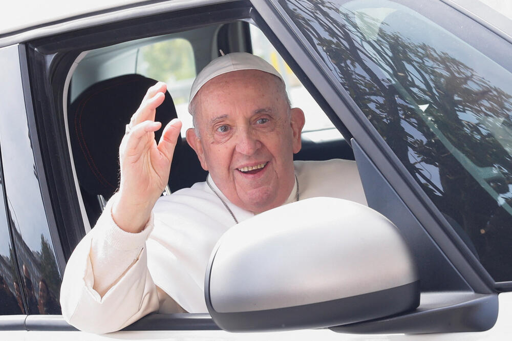 Papa nakon izlaska iz bolnice, Foto: Reuters