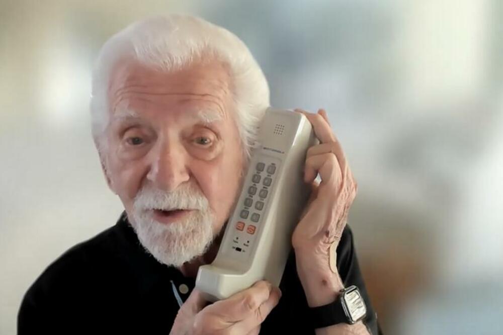 Marti Kuper sa telefonom kojim je napravio prvi poziv, Foto: BBC