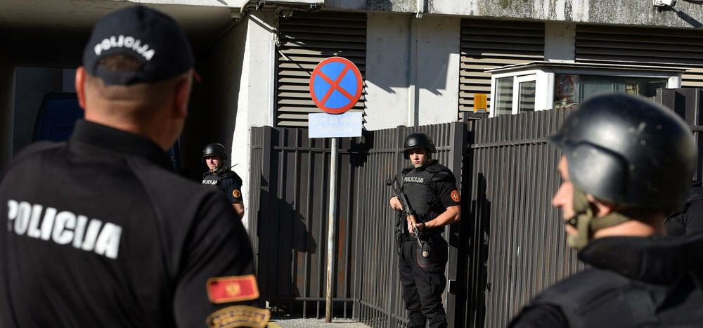 Policija obezbjeđuje zgradu SDT-a prilikom dovođenja službenika ANB Petra Lazovića