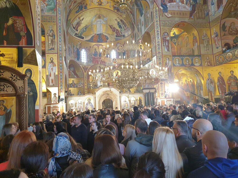 <p>U hramu Hristovog Vaskrsenja u Podgorici jutros je održana vaskršnja liturgija. Liturgiju je služio mitropolit crnogorsko primorski Joanikije</p>